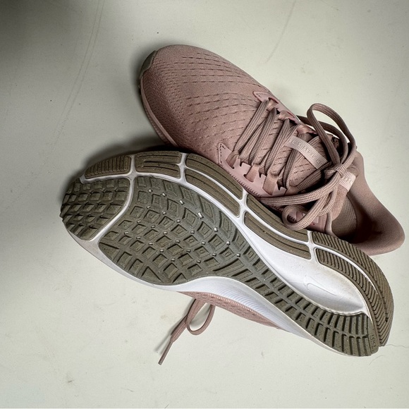 Nike Women’s Air Zoom Pegasus 38 - Picture 2 of 5